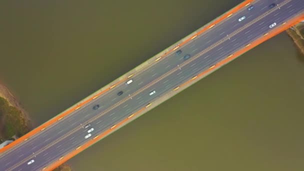 Veduta aerea del drone. ponte ai raggi di una mattina di sole. Autunno foschia in aria, le auto stanno attraversando il ponte. Giornata nuvolosa. — Video Stock