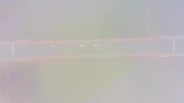 Veduta aerea del drone. ponte ai raggi di una mattina di sole. Autunno foschia in aria, le auto stanno attraversando il ponte. Giornata nuvolosa. — Video Stock