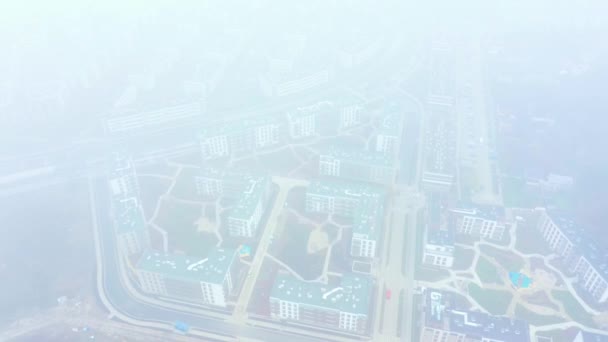 Struttura urbana e modello. Veduta aerea degli edifici della città sotto un cielo nuvoloso. — Video Stock
