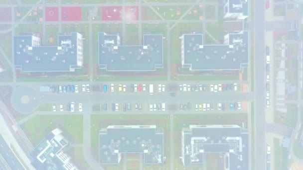 Městská struktura a vzorec. Letecký pohled na městské budovy pod zataženou oblohou. — Stock video