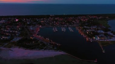 Güzel Gece rengi gökyüzü, Baltık Denizi 'nden gün batımı, Jastarnia, Polonya. Liman. Hava Görünümü