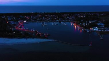 Güzel Gece rengi gökyüzü, Baltık Denizi 'nden gün batımı, Jastarnia, Polonya. Liman. Hava Görünümü
