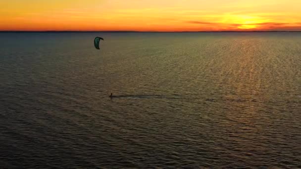 Vista aérea. Kite surf no mar azul no fundo de belas nuvens. Pôr do sol — Vídeo de Stock