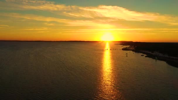 Foto aérea de un avión no tripulado volador de un fascinante paisaje natural con dramático cielo al atardecer que se refleja en el agua del mar con olas tranquilas. Hermoso paisaje con puesta de sol — Vídeos de Stock