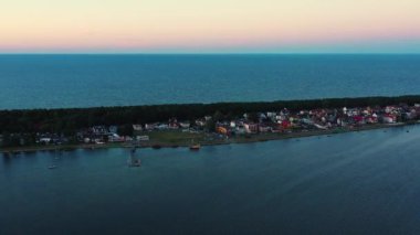 Chalupy köyü, Baltık Denizi, Polonya 'da beyaz kumlu güzel bir sahil manzarası, kıyı boyunca insansız hava aracı.