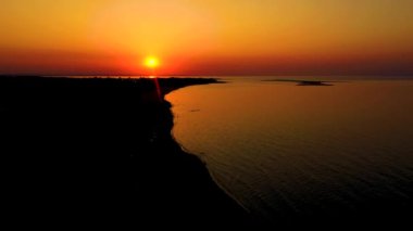 4K UHD Hava Aracı Manzarası Tropikal sahilde gün batımı bulutlu denizin ortasında