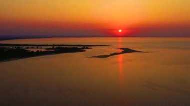 4K UHD Hava Aracı Manzarası Tropikal sahilde gün batımı bulutlu denizin ortasında