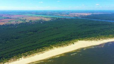4K Aerial Manzaralı İHA beyaz kumlu güzel güncel plajı hareket ettirir. Üst manzara boş ve temiz plaj. Güzel Jantar, Mikoszewo plajı ünlü bir turizm merkezidir.