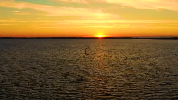 Αεροφωτογραφία νέοι άνθρωποι kite surfing στη Βαλτική Θάλασσα, Γκντανσκ. Πολωνία. Κηφήνας άποψη του ωκεανού και οι άνθρωποι που ασχολούνται με ακραία αθλήματα, kitesurfing. Καλοκαιρινά αθλήματα δράσης. Ηλιοβασίλεμα — Αρχείο Βίντεο