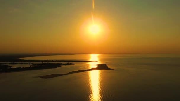 Uitzicht vanuit de lucht over de delta van de Vistula naar de Oostzee bij zonsondergang. Mikoszewo, Jantar — Stockvideo