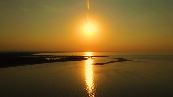 Vista aerea sul delta della Vistola fino al Mar Baltico al tramonto. Mikoszewo, Jantar — Video Stock