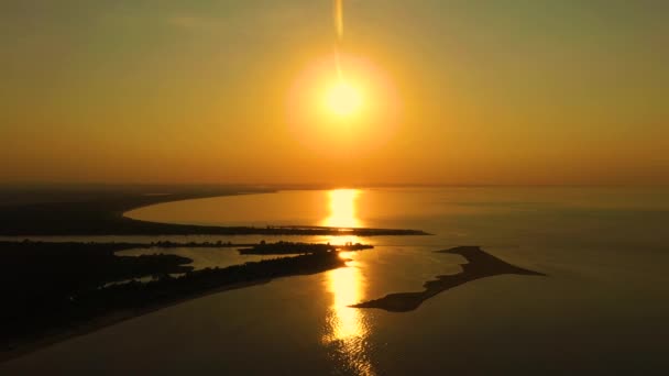 Uitzicht vanuit de lucht over de delta van de Vistula naar de Oostzee bij zonsondergang. Mikoszewo, Jantar — Stockvideo