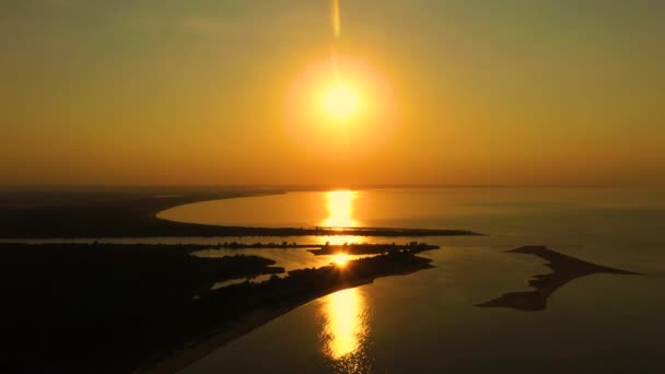 Uitzicht vanuit de lucht over de delta van de Vistula naar de Oostzee bij zonsondergang. Mikoszewo, Jantar — Stockvideo