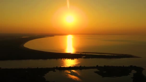 Drone vista aérea dolly lado panorámica sobre paraíso playa amanecer, América del Sur, Santa Catarina, Brasil — Vídeos de Stock