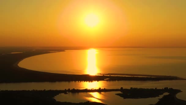 Drone vista aérea dolly lado panorámica sobre paraíso playa amanecer, América del Sur, Santa Catarina, Brasil — Vídeos de Stock