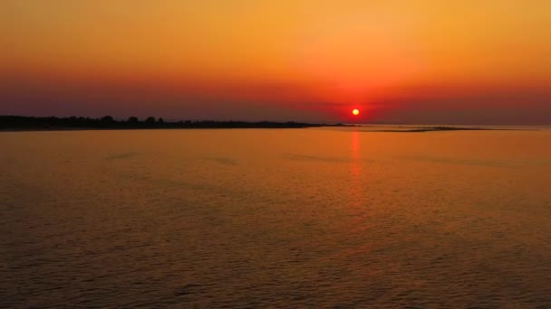 Drone widok z lotu ptaka Zachód słońca nad morzem. Pomarańczowy kolor Wschód słońca na plaży.Zachodzi na morzu Dramatyczne morze — Wideo stockowe