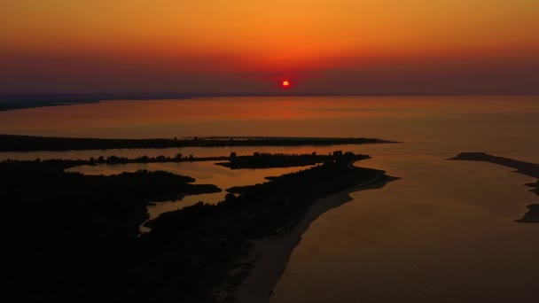 Drone 'un deniz üzerinde güneş batışı görüntüsü. Plajda turuncu renkli gün doğumu. Deniz dramatik denizinde gün batımı. — Stok video