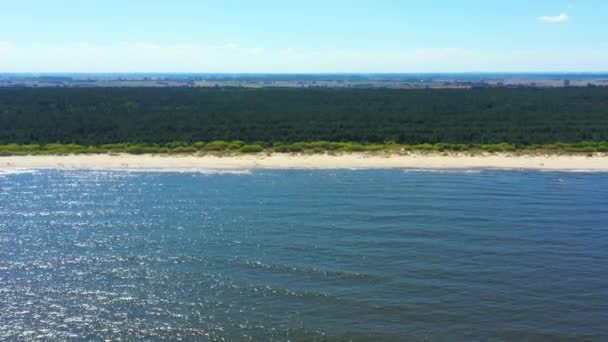 4K Vista aérea vista superior movimento drone Praia tópica bonita com areia branca. Vista superior praia vazia e limpa. Bela Jantar, praia Mikoszewo é o destino turístico famoso — Vídeo de Stock