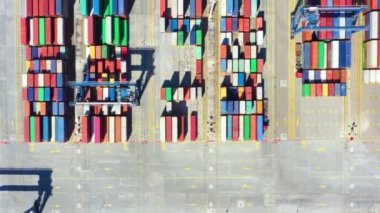 Konteyner gemisi ihracat ve ithalat işi ve lojistik teslimatı yapıyor. Kargoyu vinçle limana götürüyorum. Uluslararası su taşımacılığı. Hava görünümü ve üst görünüm.