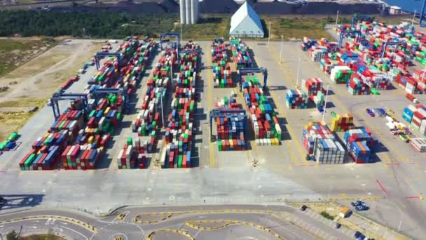 Nave container in esportazione e import business e logistica di consegna. Spedizione merci al porto con gru. Trasporto marittimo internazionale. Vista aerea e vista dall'alto. — Video Stock