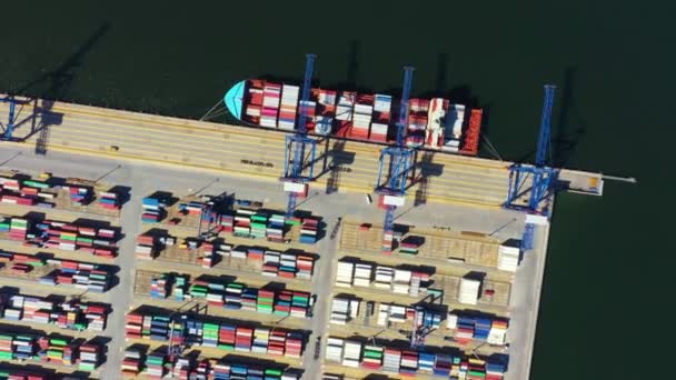 Embarcación de contenedores en negocios de exportación e importación y logística. Envío de carga a puerto por grúa. Transporte de agua Internacional. Vista aérea y vista superior. — Vídeos de Stock