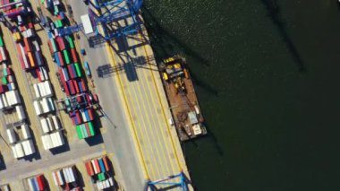 İthalat ve ticaret lojistiğinde konteynır gemisi vinç, ticaret limanı, limana kargo, uluslararası ulaşım, iş lojistik konsepti, hava manzarası...