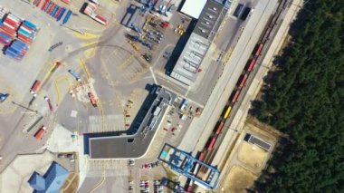 İthalat ve ticaret lojistiğinde konteynır gemisi vinç, ticaret limanı, limana kargo, uluslararası ulaşım, iş lojistik konsepti, hava manzarası...