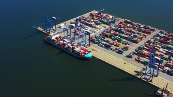 Container schip uit zeehaven werken voor levering containers verzending en container magazijn achtergrond. Geschikt voor transport of import export naar globaal logistiek concept. — Stockvideo