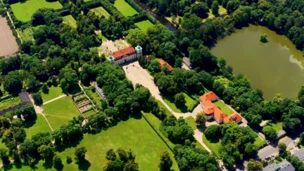 Frumoasa bulevard de copaci din Palatul Nieborow, o reședință în stil baroc din Polonia. Frunze colorate într-o grădină de design francez. Vedere aeriană — Videoclip de stoc