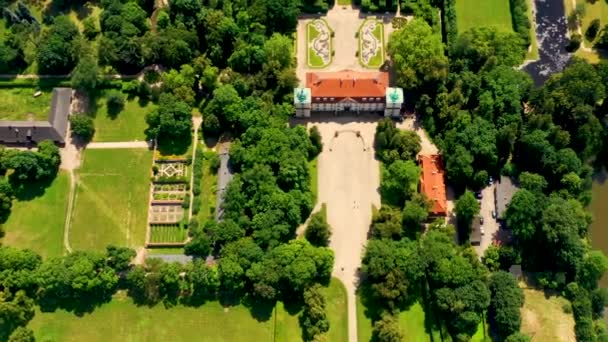 Prachtige laan van bomen van Nieborow Palace, een barokke stijl residentie in Polen. Kleurrijk blad in een Franse tuin. Luchtzicht — Stockvideo