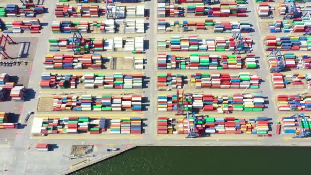 Containerschiff im Import-Export und Business-Logistik, per Kran, Handelshafen, Schiffsfracht zum Hafen, Internationaler Transport, Business-Logistikkonzept, Luftaufnahme — Stockvideo