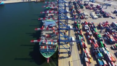 İş ve lojistik ihracat ve ithalat yapan konteyner gemisi. Kargoyu vinçle limana götürüyorum. Uluslararası su taşımacılığı. Hava görünümü