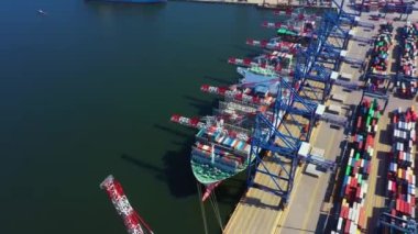 İş ve lojistik ihracat ve ithalat yapan konteyner gemisi. Kargoyu vinçle limana götürüyorum. Uluslararası su taşımacılığı. Hava görünümü