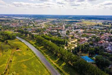Eski şehrin manzarası gökyüzünden görülebiliyor. Piyasadaki tarihi binalara bakın. Lowicz, Polonya Hava Kuvvetleri