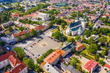 Eski şehrin manzarası gökyüzünden görülebiliyor. Piyasadaki tarihi binalara bakın. Lowicz, Polonya Hava Kuvvetleri