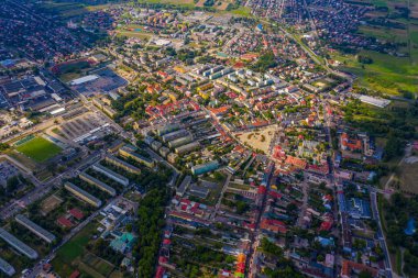 Eski şehrin manzarası gökyüzünden görülebiliyor. Piyasadaki tarihi binalara bakın. Lowicz, Polonya Hava Kuvvetleri