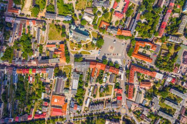 Eski şehrin manzarası gökyüzünden görülebiliyor. Piyasadaki tarihi binalara bakın. Lowicz, Polonya Hava Kuvvetleri