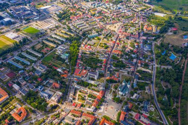Eski şehrin manzarası gökyüzünden görülebiliyor. Piyasadaki tarihi binalara bakın. Lowicz, Polonya Hava Kuvvetleri