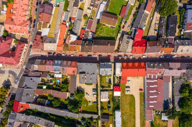 Rynek Pazar Meydanı, Eski Belediye Binası, Yeni Belediye Binası, renkli cepheli renkli binalar ve kaplamalı çatıları olan Lowicz eski şehir tarihi şehir merkezinin en iyi panoramik manzarası, Polonya