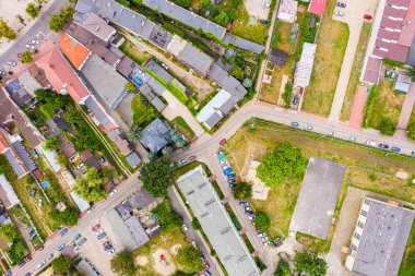 Rynek Pazar Meydanı, Eski Belediye Binası, Yeni Belediye Binası, renkli cepheli renkli binalar ve kaplamalı çatıları olan Lowicz eski şehir tarihi şehir merkezinin en iyi panoramik manzarası, Polonya