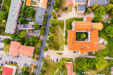 Rynek Pazar Meydanı, Eski Belediye Binası, Yeni Belediye Binası, renkli cepheli renkli binalar ve kaplamalı çatıları olan Lowicz eski şehir tarihi şehir merkezinin en iyi panoramik manzarası, Polonya