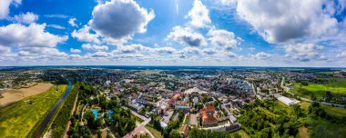 Rynek Pazar Meydanı, Eski Belediye Binası, Yeni Belediye Binası, renkli cepheli renkli binalar ve kaplamalı çatıları olan Lowicz eski şehir tarihi şehir merkezinin en iyi panoramik manzarası, Polonya