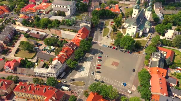 Landschaft der Altstadt aus der Luft mit dem Sichtbaren. Blick auf historische Gebäude am Markt. Lowicz, Polen Luftaufnahme