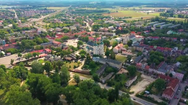 Eski şehrin manzarası gökyüzünden görülebiliyor. Piyasadaki tarihi binalara bakın. Lowicz, Polonya Hava Kuvvetleri — Stok video