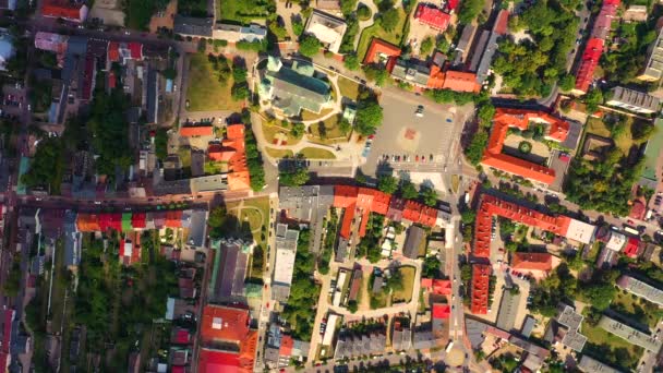 Paysage de la vieille ville de l'air avec le visible. Vue sur les bâtiments historiques du marché. Lowicz, Pologne Aérien — Video