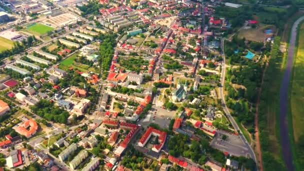 Paisaje del casco antiguo desde el aire con lo visible. Vista de edificios históricos en el mercado. Lowicz, Polonia Aérea — Vídeo de stock