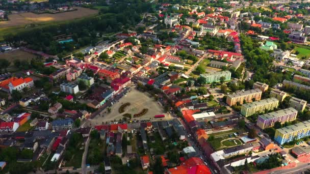 Paisaje del casco antiguo desde el aire con lo visible. Vista de edificios históricos en el mercado. Lowicz, Polonia Aérea — Vídeo de stock