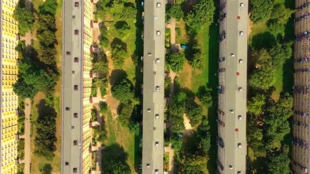 Drone vista de edificio residencial largo, vista aérea hora de verano — Vídeos de Stock