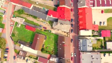 Rynek Pazar Meydanı, Eski Belediye Binası, Yeni Belediye Binası, renkli cepheli renkli binalar ve kaplamalı çatıları olan Lowicz eski şehir tarihi şehir merkezinin en iyi panoramik manzarası, Polonya