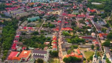Rynek Pazar Meydanı, Eski Belediye Binası, Yeni Belediye Binası, renkli cepheli renkli binalar ve kaplamalı çatıları olan Lowicz eski şehir tarihi şehir merkezinin en iyi panoramik manzarası, Polonya